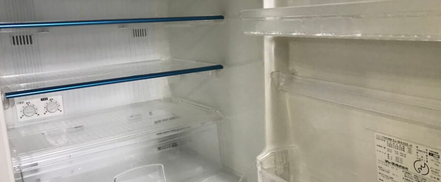 空の冷蔵庫